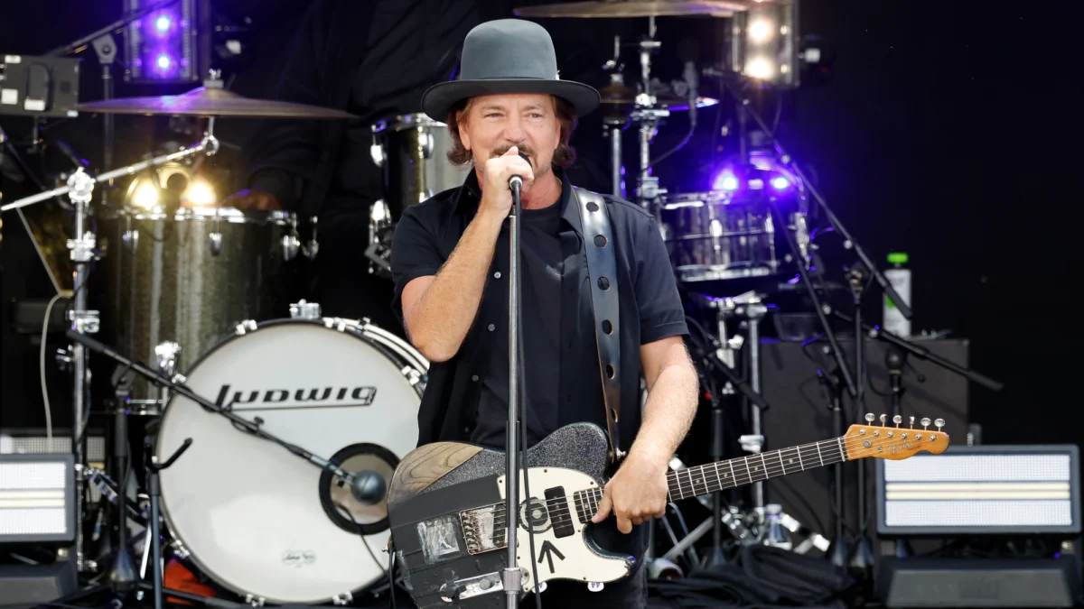 Eddie Vedder Honors Late Musician Glen Hansard with Impromptu Busking Performance on Dublin’s Grafton Street