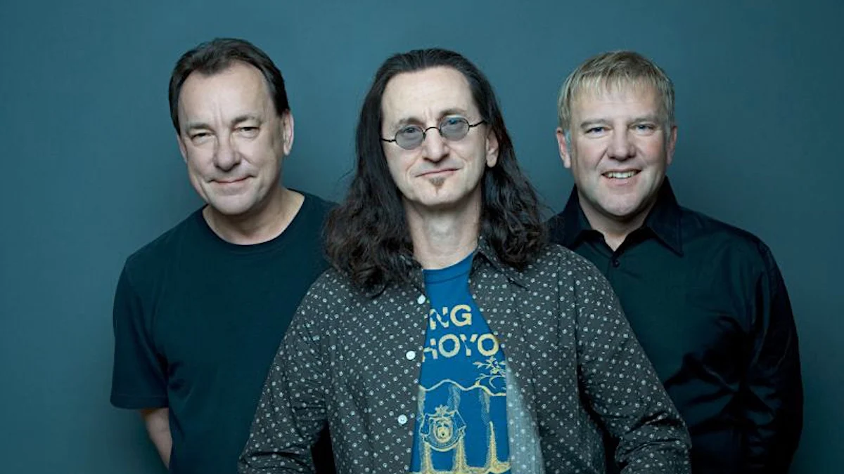 Geddy Lee Suggests Neil Peart Visited Him as a Bird When RUSH Tour Kicked Off